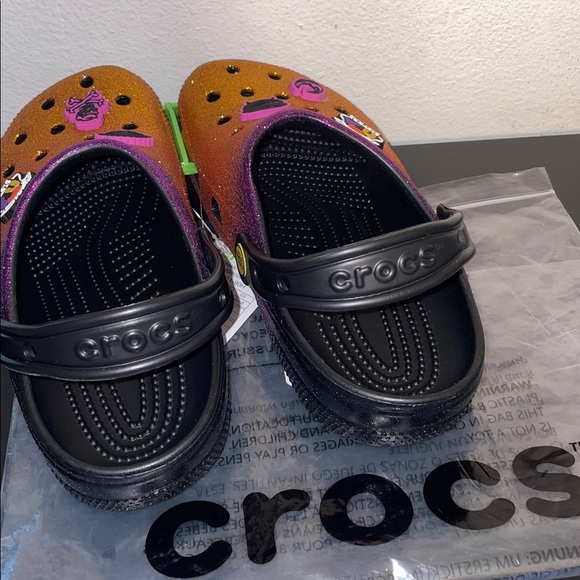 Exclusive Limited Edition Crocs Disney Hocus Pocus Glitter Clog & Jibbitz Charms - Picture 7 of 16